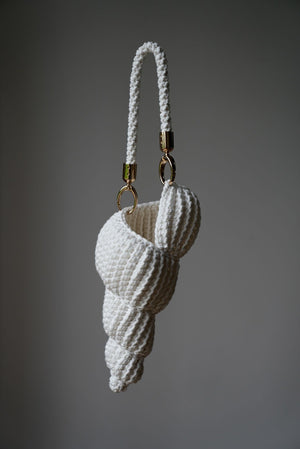 Torebka robiona ręcznie w kształcie muszelki Sirka handmade w odcieniu białym