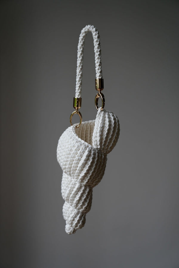Torebka robiona ręcznie w kształcie muszelki Sirka handmade w odcieniu białym