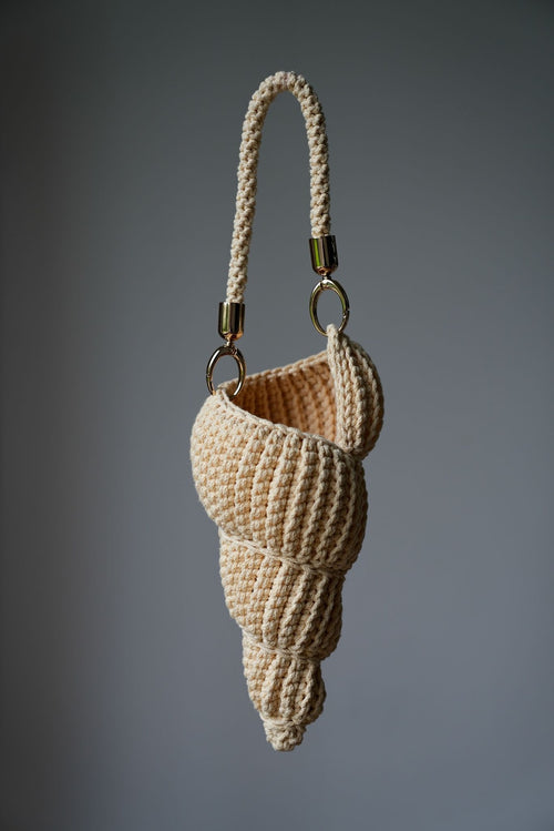 Torebka robiona ręcznie w kształcie muszelki Sirka handmade w masełkowym odcieniu