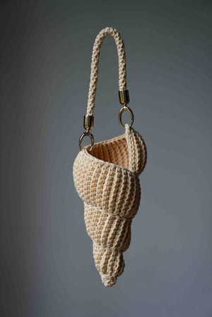 Ręcznie robiona torebka do ręki w kształcie muszelki Sirka handmade w odcieniu masełkowym