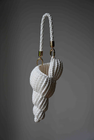 Ręcznie robiona torebka do ręki w kształcie muszelki Sirka handmade w odcieniu białym