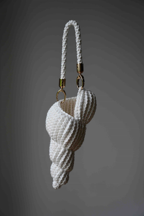 Ręcznie robiona torebka do ręki w kształcie muszelki Sirka handmade w odcieniu białym