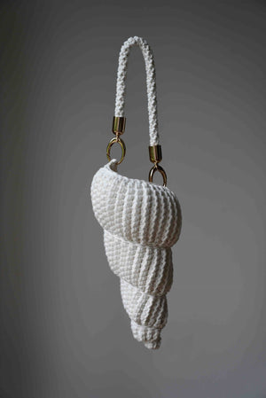 Ręcznie robiona torebka do ręki w kształcie muszelki Sirka handmade w odcieniu białym