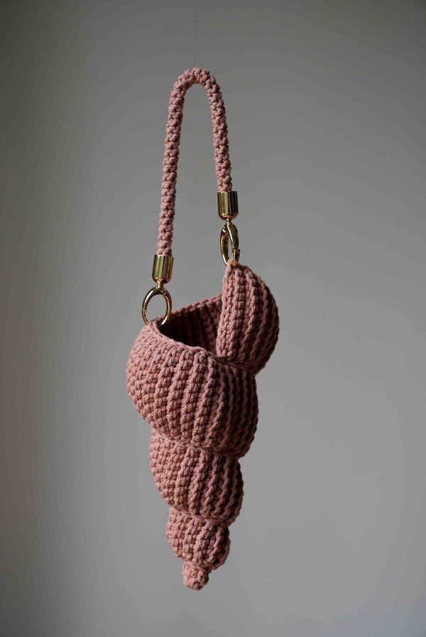 Ręcznie robiona torebka do ręki w kształcie muszelki Sirka handmade w odcieniu różowe złoto