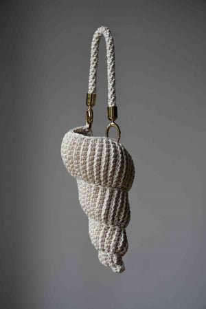 Ręcznie robiona torebka do ręki w kształcie muszelki Sirka handmade w naturalnym odcieniu