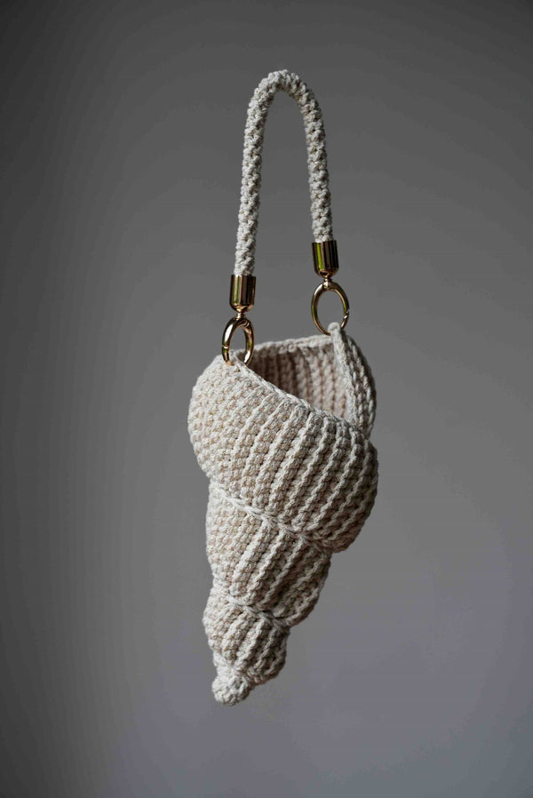 Ręcznie robiona torebka do ręki w kształcie muszelki Sirka handmade w naturalnym odcieniu