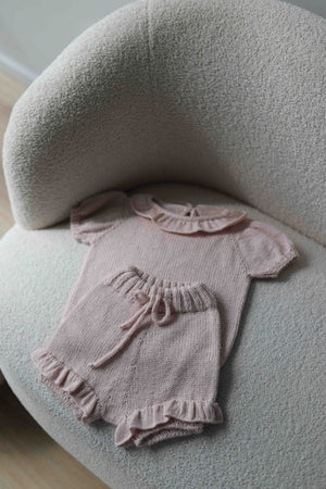Dziecięcy zestaw w odcieniu pudrowo różowym spodenki bloomersy i sweterek z aplaki i jedwabiu Sirka handmade 