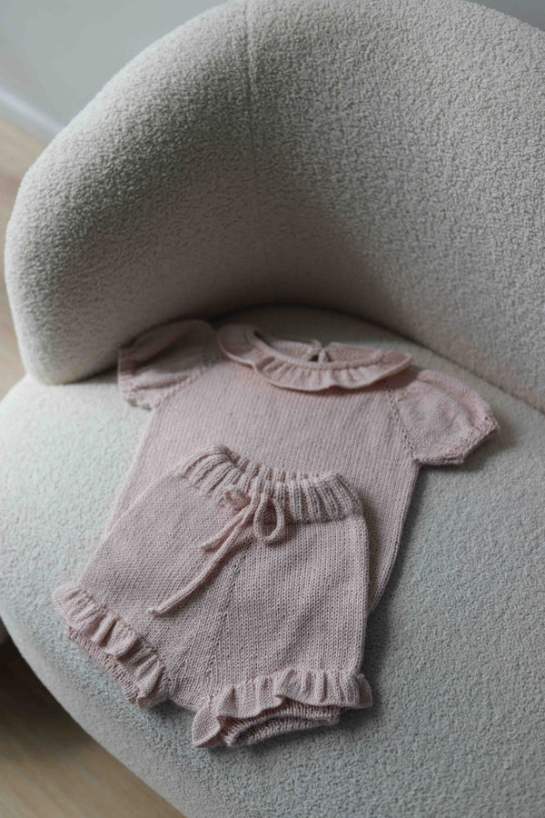 Dziecięcy zestaw w odcieniu pudrowo różowym spodenki bloomersy i sweterek z aplaki i jedwabiu Sirka handmade 