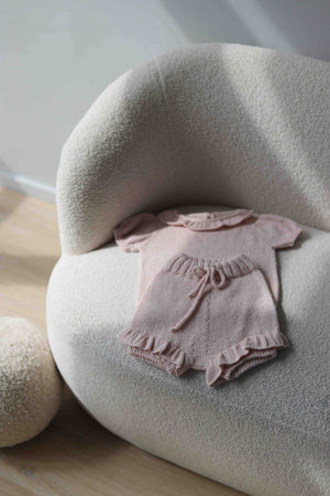Dziecięcy zestaw w odcieniu pudrowo różowym spodenki bloomersy i sweterek z aplaki i jedwabiu Sirka handmade 