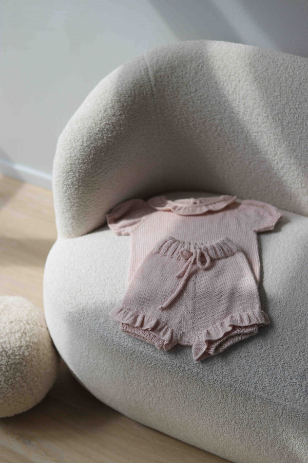 Dziecięcy zestaw w odcieniu pudrowo różowym spodenki bloomersy i sweterek z aplaki i jedwabiu Sirka handmade 