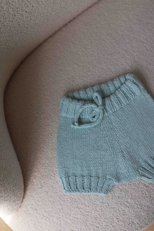 Dziecięce błękitne spodenki bloomersy z aplaki i jedwabiu Sirka handmade