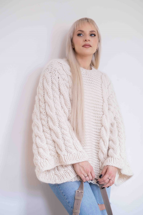 Kobietaoparta o ścianę w swetrze z wełny merino Sirka w odcieniu naturalnym