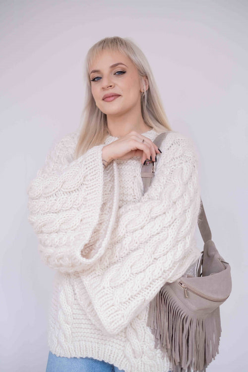 Kobieta w swetrze z wełny merino Sirka w odcieniu naturalnym