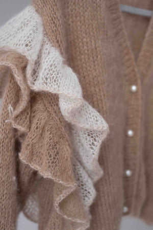 Beżowy kardigan z falbaną na rękawku Sirka handmade