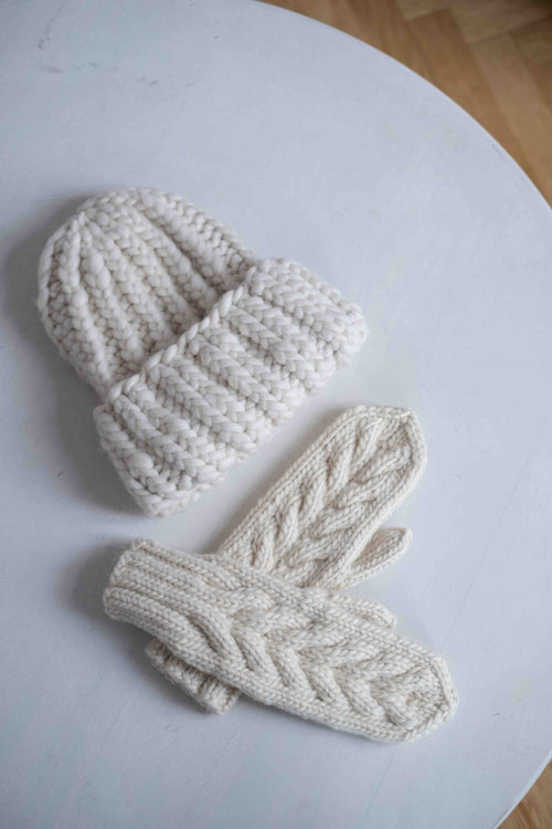 Czapka i rękawiczki z wełny merino w kolorze naturalnym