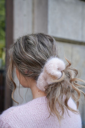 Włosy związane w kucyk robioną ręcznie gumką scrunchie Sirka handmade