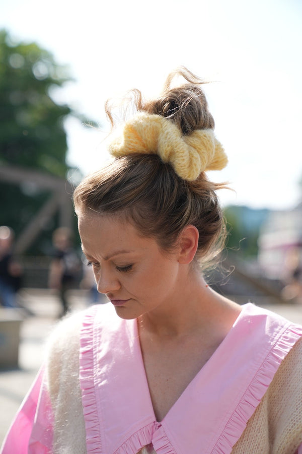 Głowa kobiety z włosami spiętymi w kok gumką scrunchie Sirka handmade