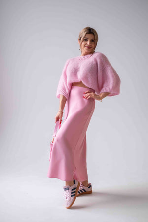 Kobieta w różowym, wełnianym swetrze Sirka&PG Clothes