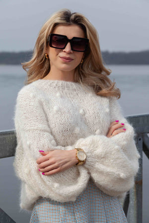 Kobieta w swetrze Puffy z alpaki suri z merynosem Sirka w kolorze naturalnym