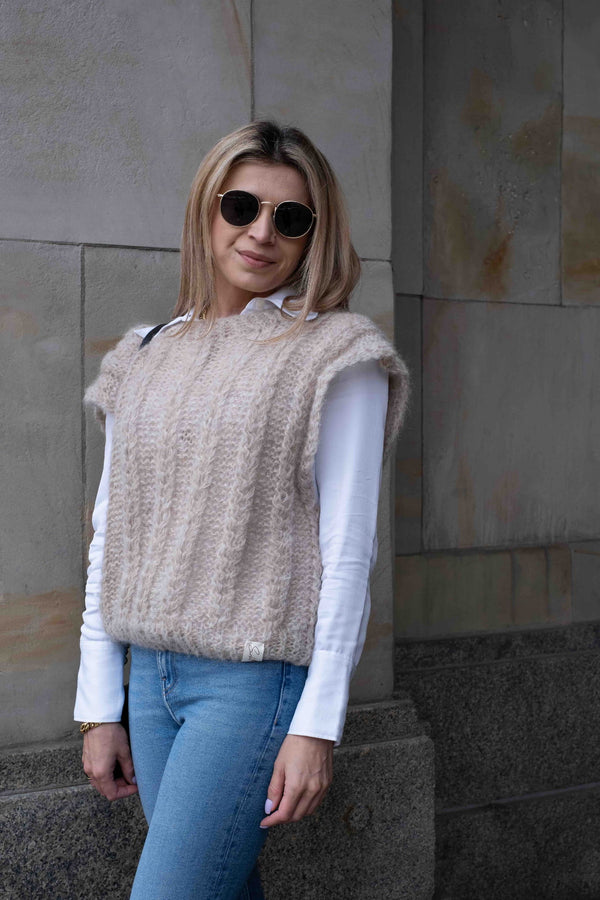 Uśmiechnięta kobieta w kamizelce Spring z alpaki z jedwabiem Sirka w odcieniu jasny beż