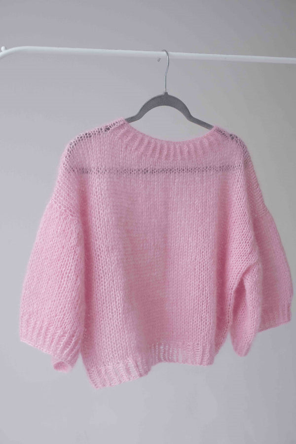 Wełniany różowy sweter Sirka&PG Clothes na wieszaku