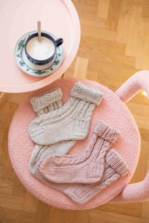 Leżące na krześle dwie pary skarpetek wełnianych Sirka handmade