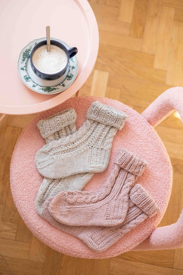 Leżące na krześle dwie pary skarpetek wełnianych Sirka handmade