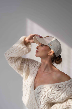 Kobieta w swetrze Pearl w odcieniu naturalnym Sirka