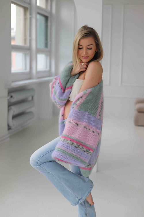 Kobieta patrzącaw dół w wełnianym, kolorowym kardiganie Izabella Sirka handmade 
