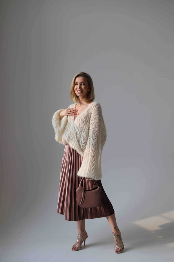 Uśmiechnięta kobieta w swetrze Pearl w odcieniu naturalnym Sirka
