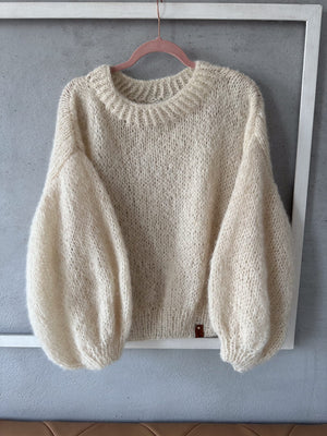 Sweter Mist Sirka ecru z alpaki i jedwabiu na wieszaku