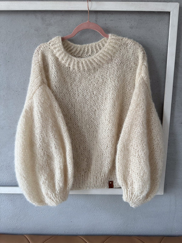 Sweter Mist Sirka ecru z alpaki i jedwabiu na wieszaku