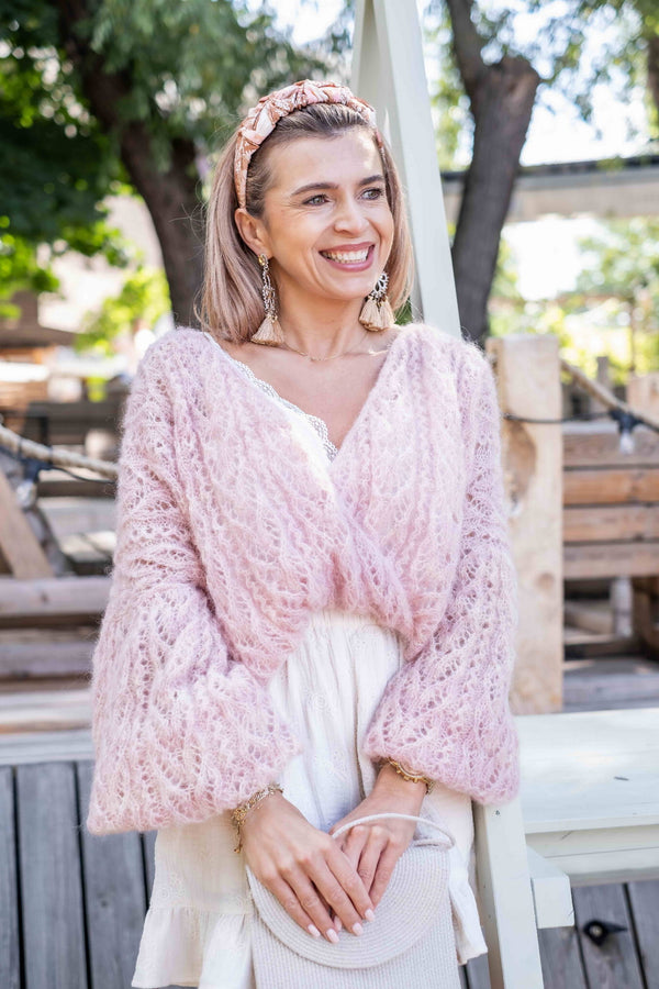 Uśmiechnięta kobieta w swetrze Sirka handmade w odcieniu pudrowy róż