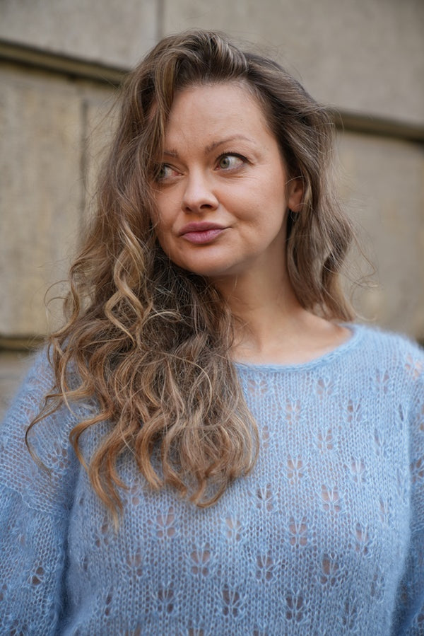Kobieta w błękitnej bluzeczce Ewa Sirka handmade