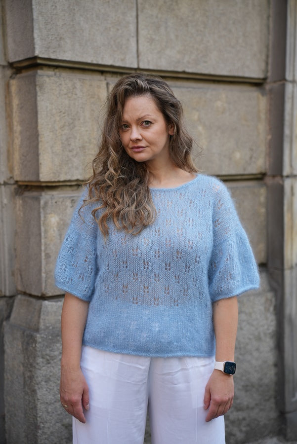 Kobieta w błękitnej bluzeczce Ewa Sirka handmade