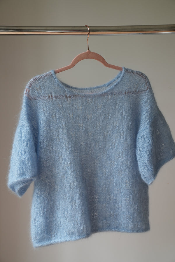 Błękitna bluzeczka Ewa Sirka handmade na wieszaku