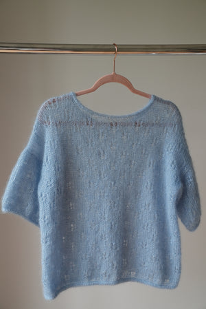 Błękitna bluzeczka Ewa Sirka handmade na wieszaku