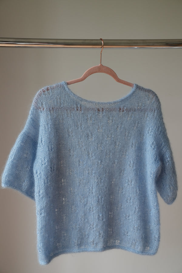 Błękitna bluzeczka Ewa Sirka handmade na wieszaku