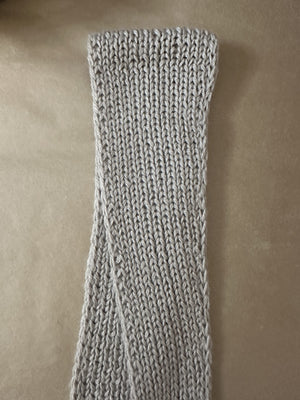 Szaliczek Kinia z aplaki z jedwabiem w odcieniu szarym Sirka handmade