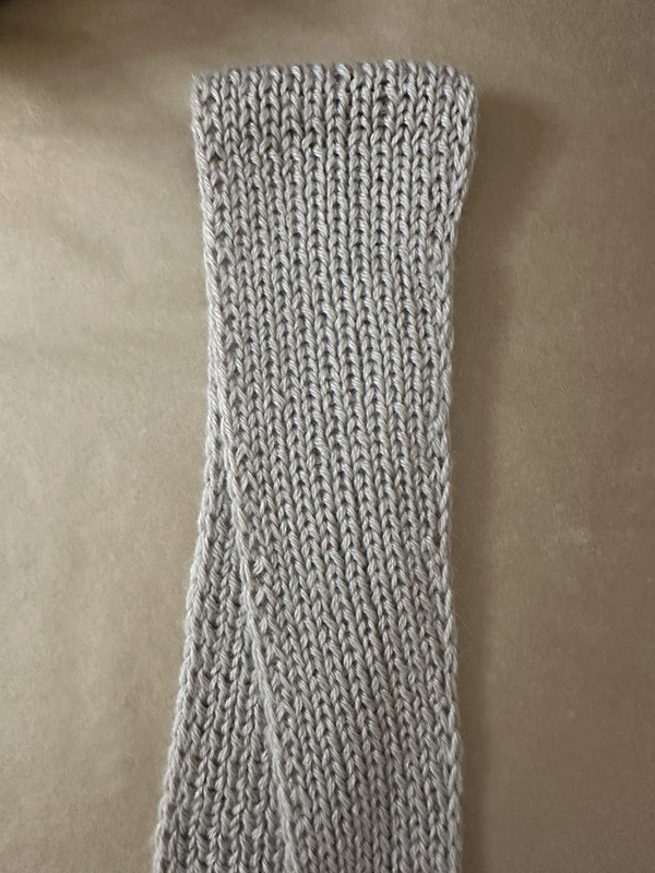 Szaliczek Kinia z aplaki z jedwabiem w odcieniu szarym Sirka handmade