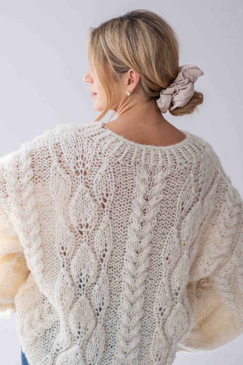 Zbliżenie na tył swetra Sirka w odcieniu naturalnym