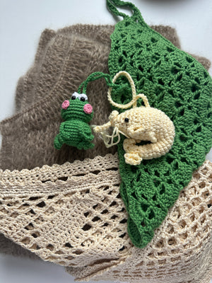 Brelok krewetka i żabka leżace chustach Sirka handmade