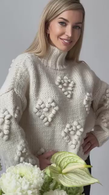 Kobieta w golfie Amour z wełny merino Sirka handamde