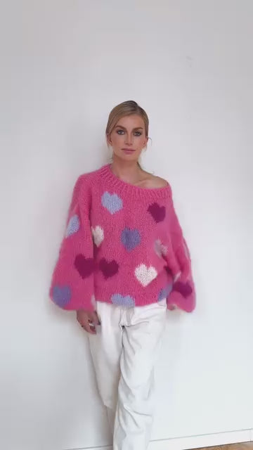 Kobieta prezentująca sweter Lovely w serduszka Sirka 