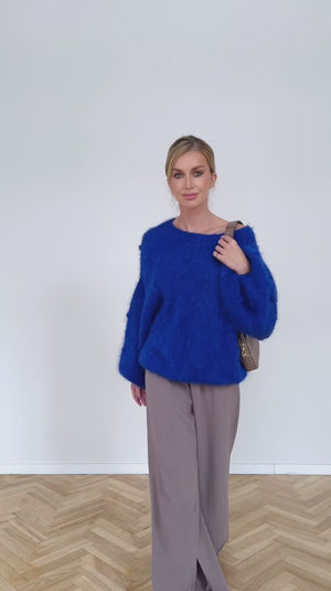 Chodząca kobieta w swetrze Puffy z alpaki suri z merynosem Sirka w kolorze kobaltowym