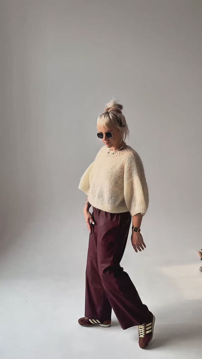 Kobieta w wełnianym swetrze Sirka&PG Clothes