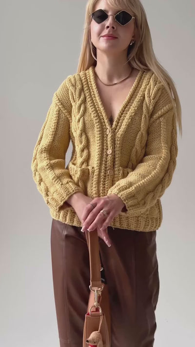 Kobieta w żółtym kardiganie Sirka handmade