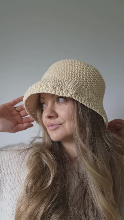 Kobieta prezentująca bawełniany kapelusz  w odcieniu masełkowym Sirka handmade