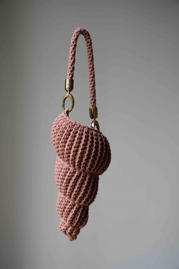 Ręcznie robiona torebka do ręki w kształcie muszelki Sirka handmade w odcieniu różowe złoto