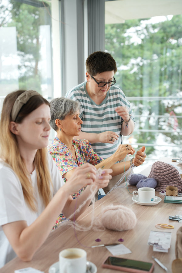 Kobiety na warsztatach Sirka handmade robiące gumki do włosów na drutach w sali 